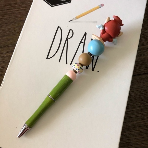 Disney Doorables: A Goofy Movie: Bigfoot handmade beaded pen - Picture 2 of 3